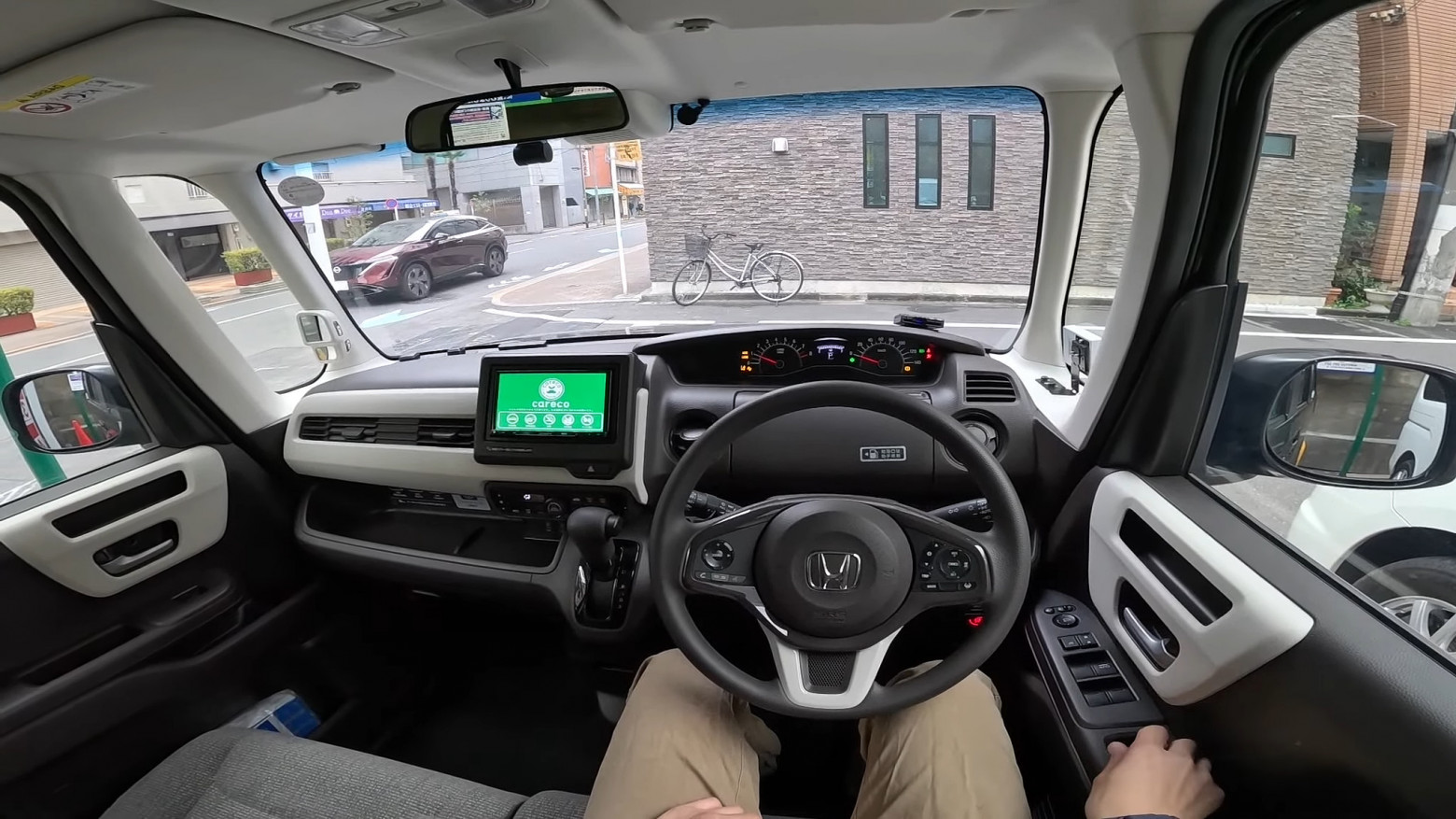 ...у которой от 6 до 8 эйрбагов (в зависимости от комплектации) и куча физических кнопочек?