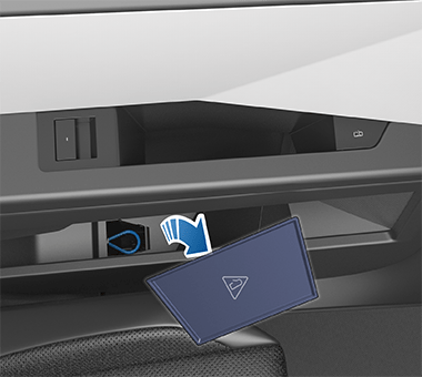 нужно снять крышечку в дверной карте...