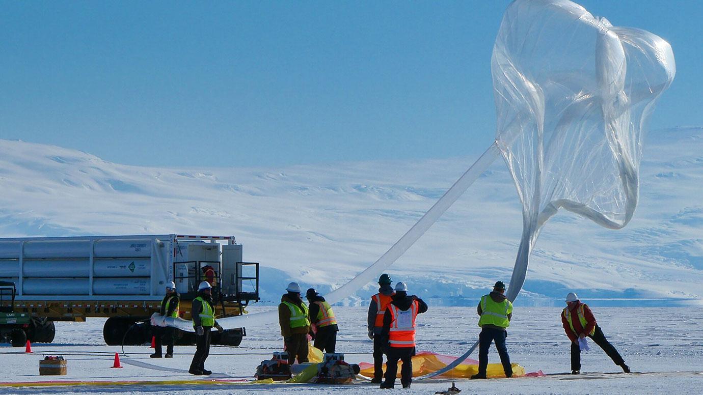  Рабочие начинают надувать исследовательский аэростат, готовясь к запуску с PUEO в Антарктиде