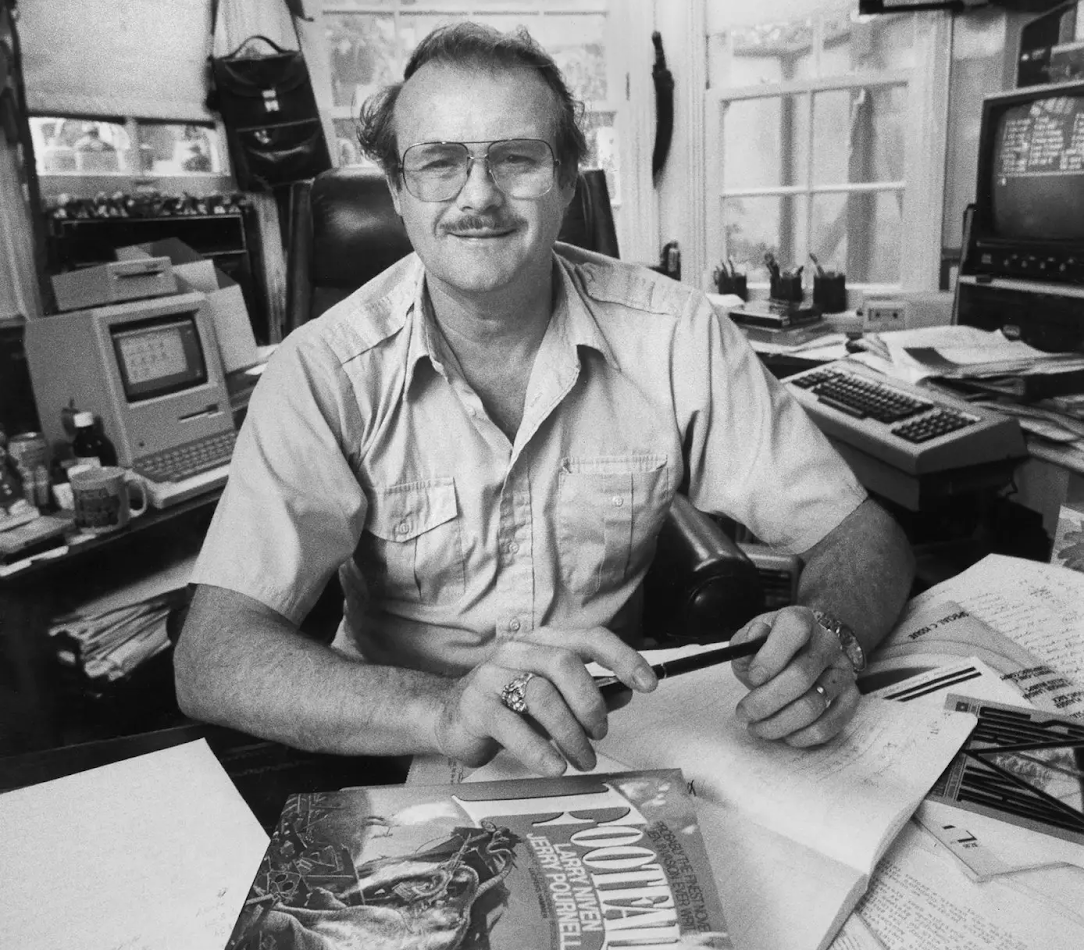 Писатель Джерри Пурнель был увлечен космической наукой, журналистикой, а также обожал компьютеры. Он стал неофициальным амбассадором Osborne 1. Фотография предположительно второй половины 1980-х. В его кабинете мы видим Apple Macintosh слева, а что за компьютер справа я не понял. Кто может подсказать? Про Джерри была статья на Хабре