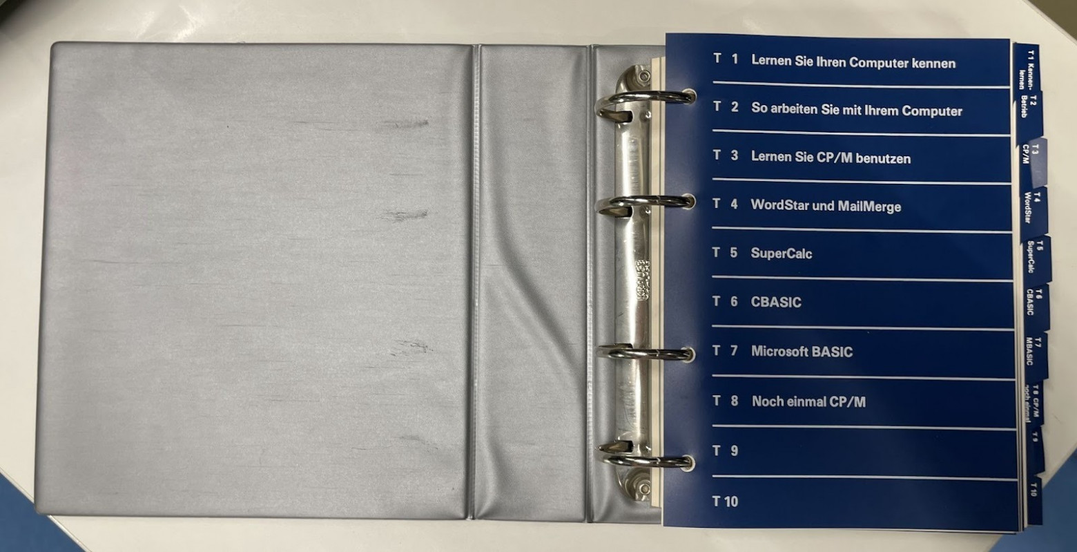 В компьютерном музее Штутгарта собрана потрясающая коллекция. Почти все компьютеры в рабочем состоянии, даже 1950-х. Конечно, у них есть и Osborne 1, документацию которого мне разрешили полистать. Книжка просто фантастически крутая по качеству печати, удобству и содержанию. Удобная навигация, безупречная верстка и схемы