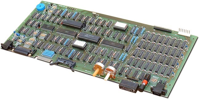Материнская плата компьютера Osborne 1 оказалась незамысловатой и достаточно простой. Слотов для расширений нет, но можно подключить принтер и модем, а в некоторых версиях также внешний монитор