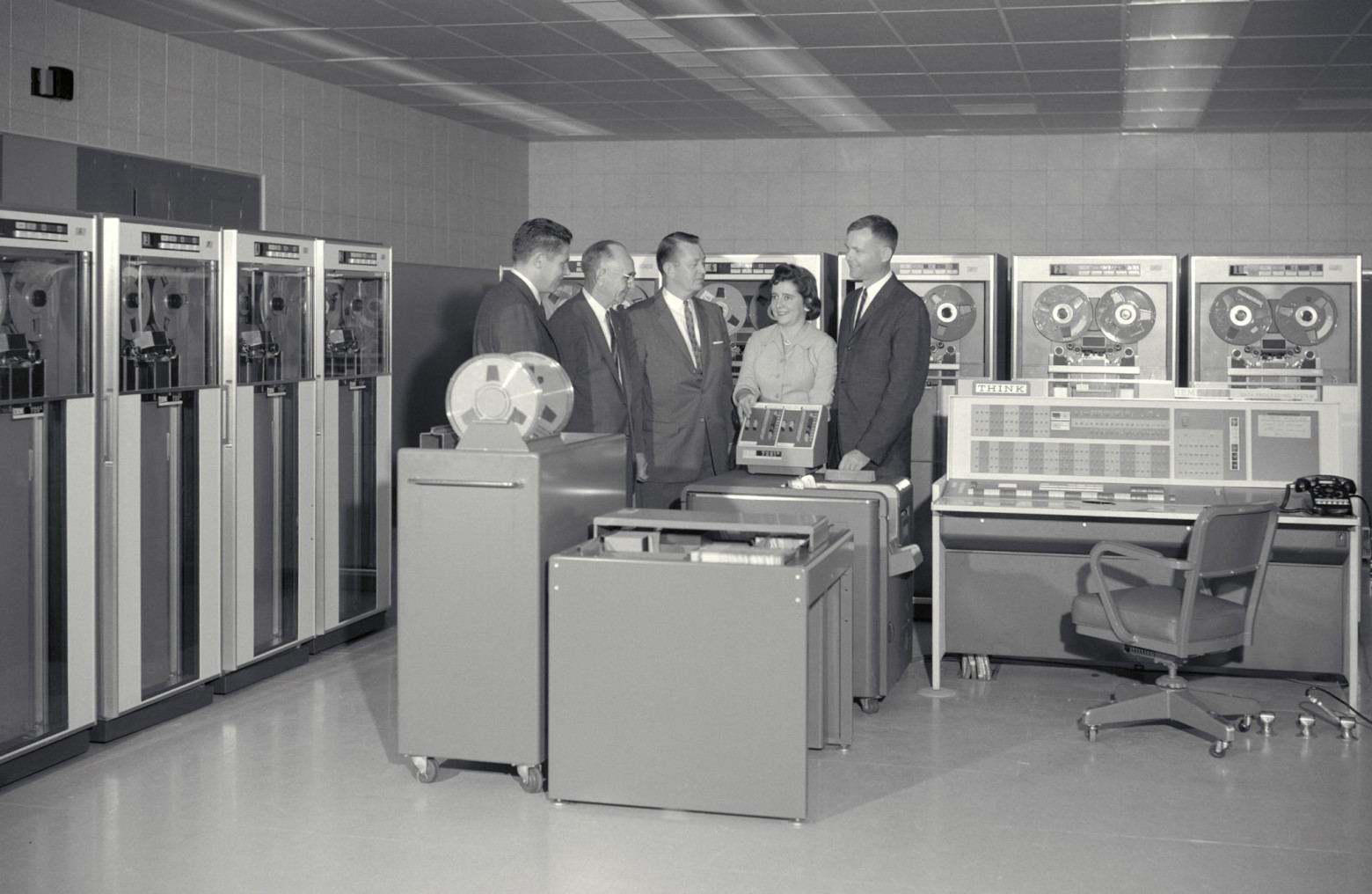 Компьютер IBM 7090 в NASA в 1961 году. Всё это — один компьютер. Фото из Википедии