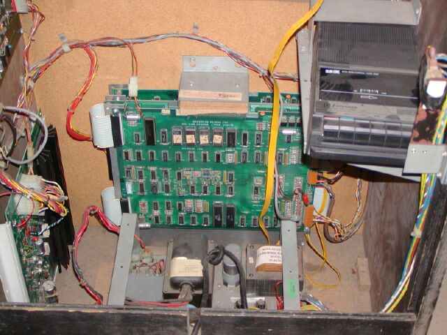 Внутри аркады Journey. Справа виден пыльный кассетник. Фото из Интернета