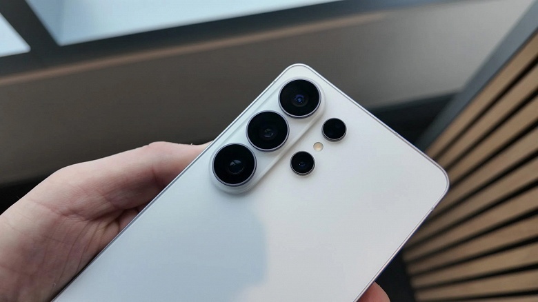 Samsung Galaxy S26 Ultra показали на живых фото и видео сразу после премьеры - 1 Samsung Galaxy S26 Ultra показали на живых фото и видео сразу после премьеры