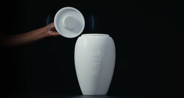 &laquo;Жидкая смерть&raquo; и Spotify выпустили колонку в виде урны для кремации