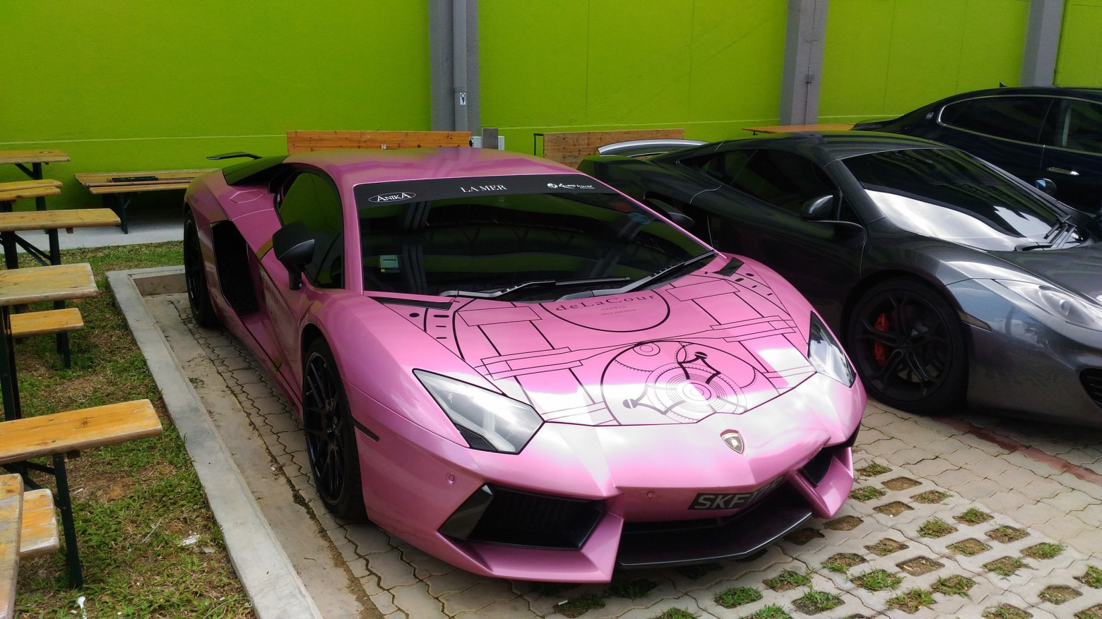 Парковка у офиса местных криптанов. Шучу, просто случилась какая-то выставка и тачки пригнали со всего Сингапура.