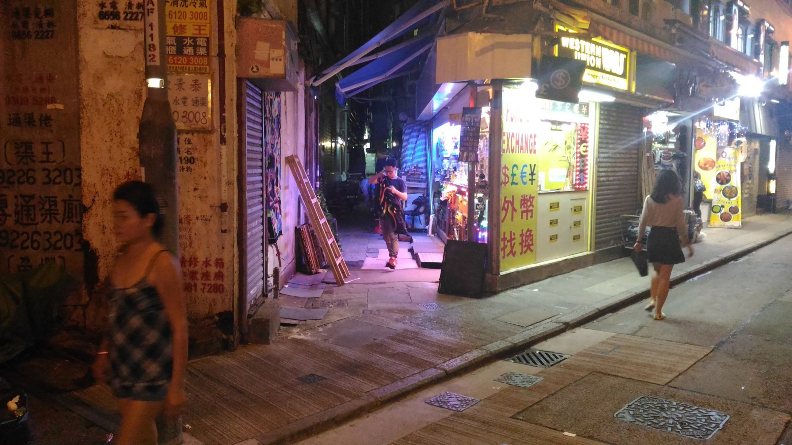 Еще улочки Гонконга, узнаете стилистику?