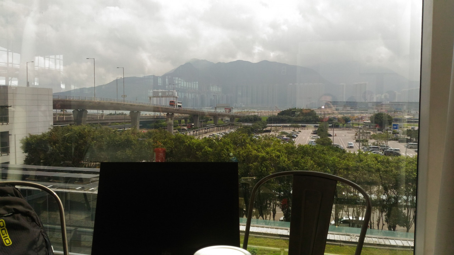 Вид на Гонконг из здания аэропорта. Да, там есть горы.