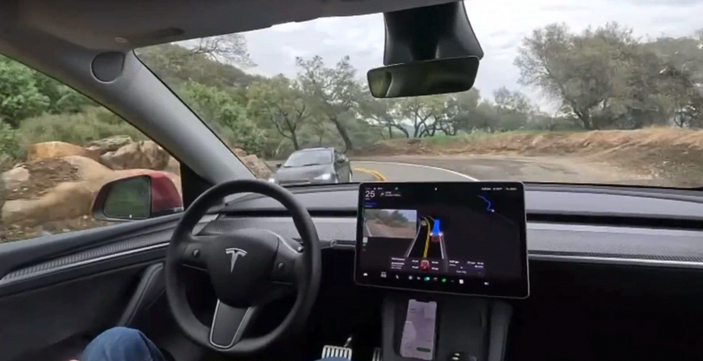 Эволюция Tesla FSD: машина может сама съехать на обочину, уступив дорогу