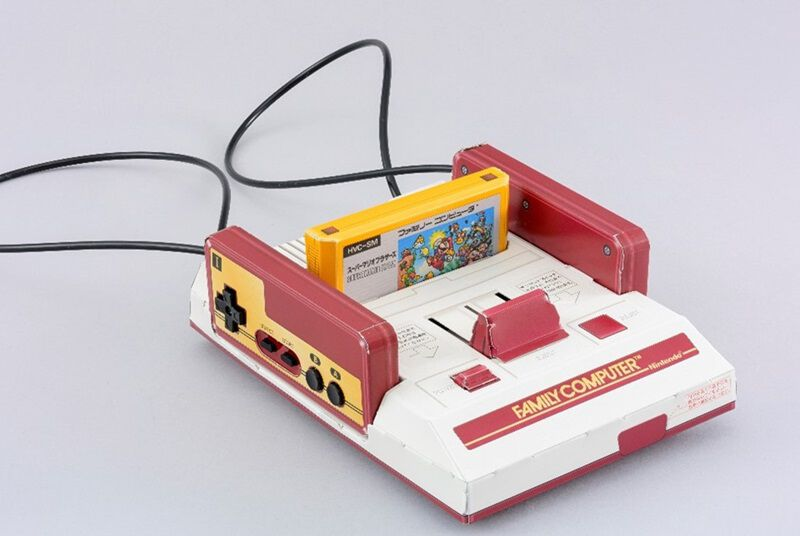 Абсолютным хитом в истории 8-битных приставок осталась NES, известная в Японии как Famicom, а в России как «Денди»