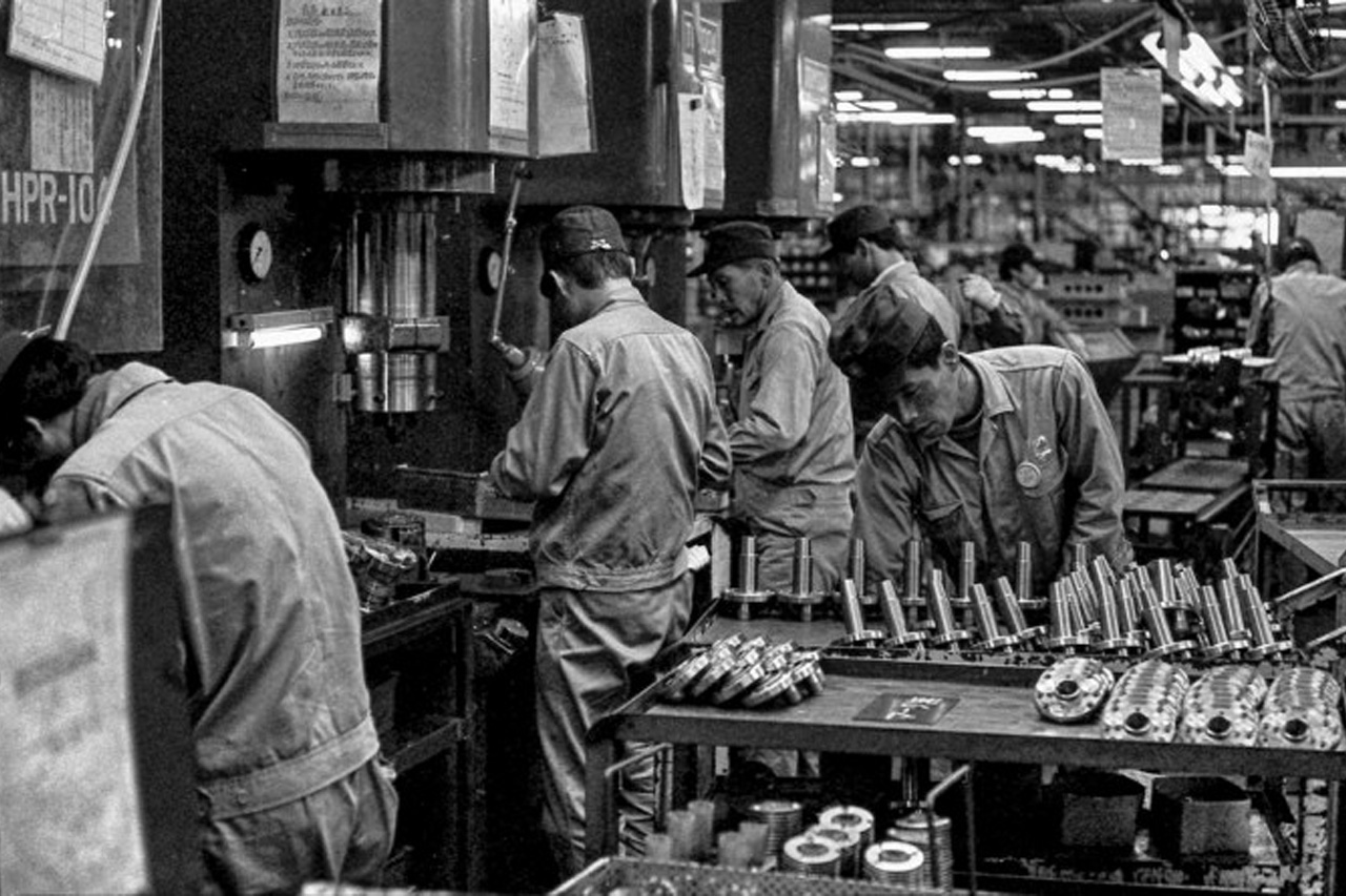 Начавшееся в 1950-е годы «японское экономическое чудо» отчасти было основано на прошитой в традиционной культуре страны готовности много, упорно, добросовестно и монотонно работать без возражений и прямого выражения своего мнения. Но не все были готовы полностью идти на такие условия.