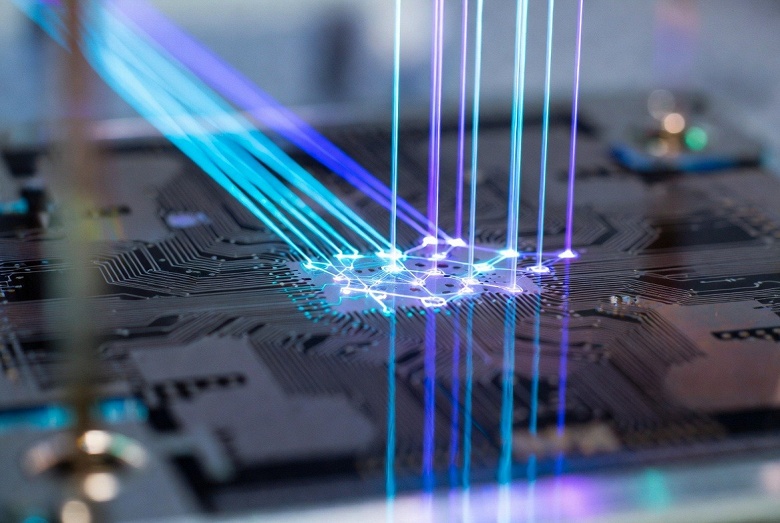 Свет вместо нейронов: в фотонных чипах обнаружен механизм, похожий на работу нейросетей - 1 Свет вместо нейронов: в фотонных чипах обнаружен механизм, похожий на работу нейросетей