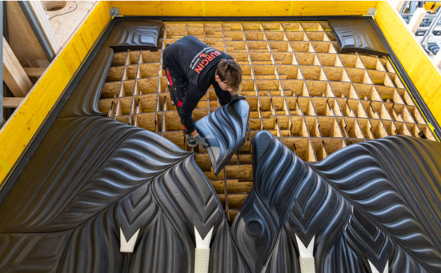 Компания BRG применяет подход интеллектуального проектирования. Например, заменили стандартные плиты на сэндвич-конструкции, состоящие из комбинации стальных анкеров и бетонных ребер жесткости. Сверху укладывается композитный материал.