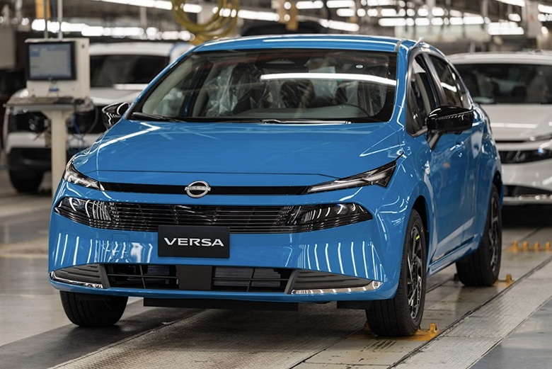 Самый дешевый Nissan сильно изменился. Рассекречен обновленный Nissan Versa &mdash; звук Bose в подголовниках и простой 1,6-литровый мотор