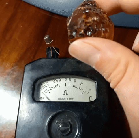 В руках — кусок сосновой канифоли, наэлектризованный о джинсы. При поднесении к затвору сопротивление канала повышается до «бесконечности».