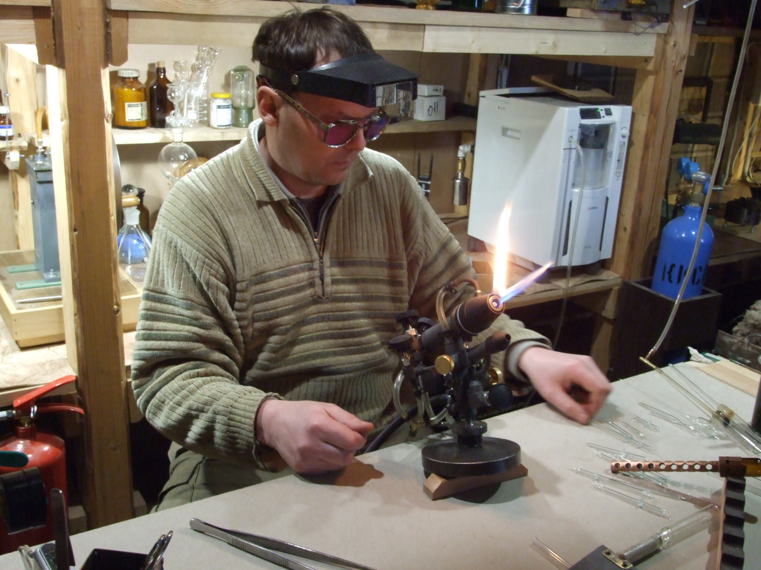 Фото 4.5. Разжёг настольную «пушку» — пустил и поджёг баллонный пропан, дал немного воздуха из компрессора (на фото). Включил генератор кислорода и минутку подождал его выхода на рабочий режим. Поколдовав с кранами горелки, настроил большой горячий факел