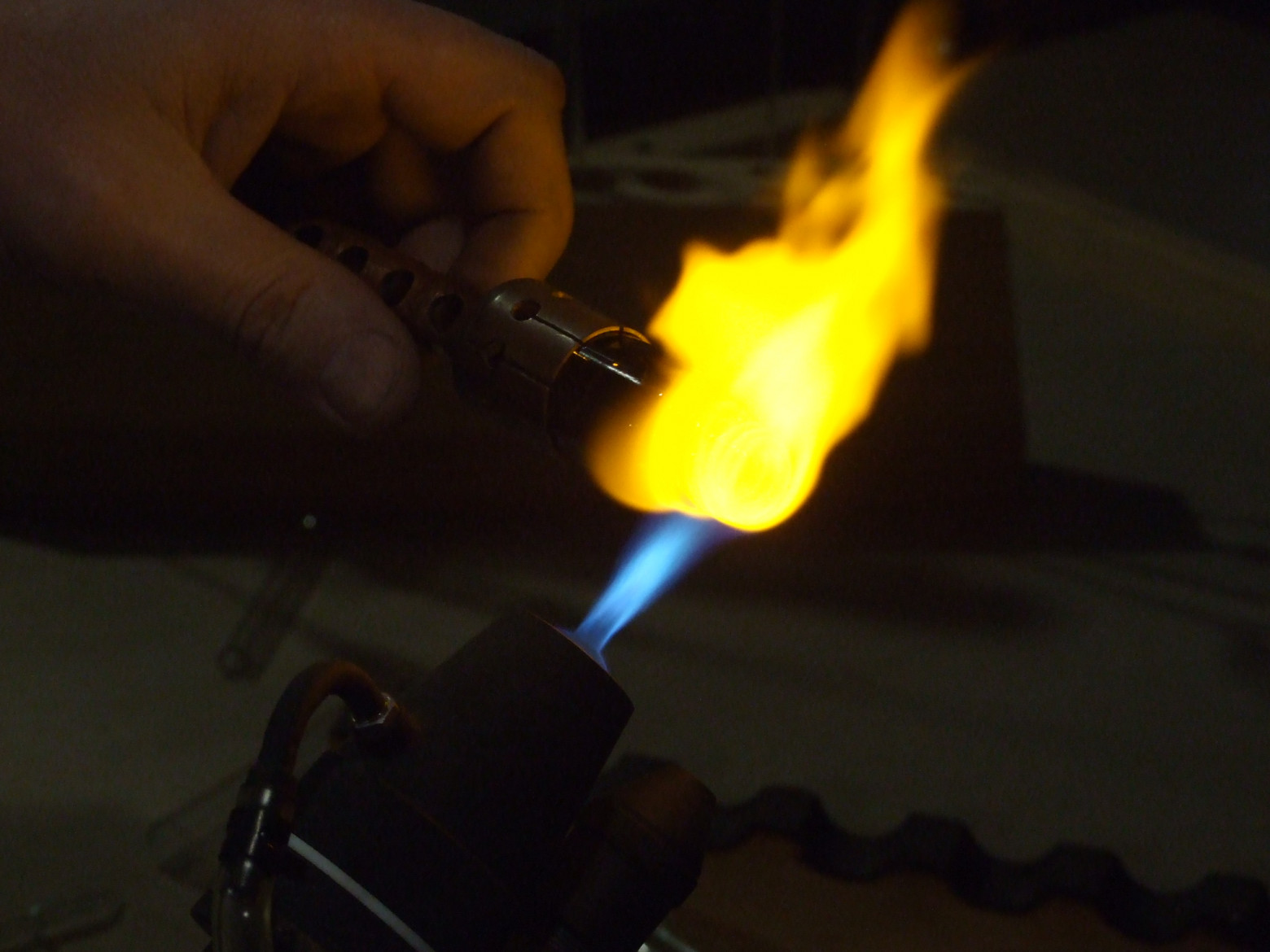 Фото 4.9. И хорошо прогрел в средней горячей части пламени — зоне полного сгорания