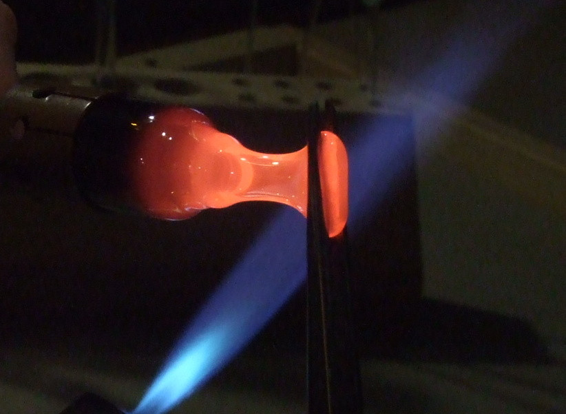 Фото 4.10. Захватив пинцетом немного размягчённого стекла, оттянул и переплавил ус