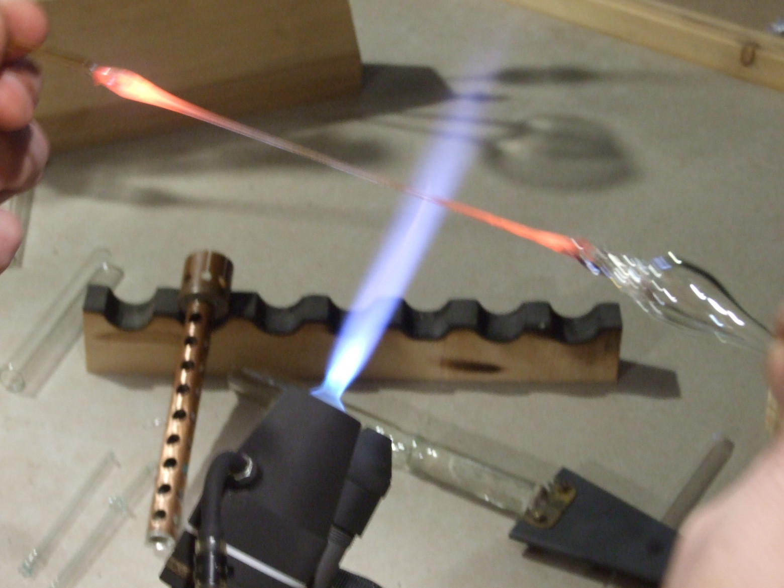 Фото 4.13. Растянул спай в ту самую бистеклянную нить за холодные стеклянные усы