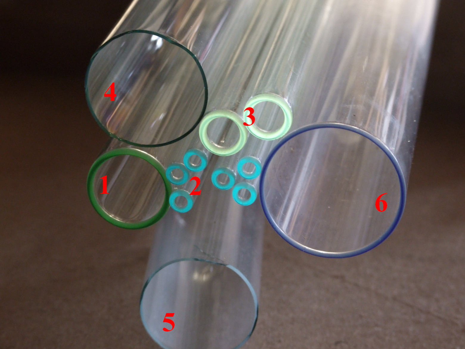 Фото 3.1. Цвет излома торцов стёкол платиновой группы, где: 1, 2 — химико-лабораторные стёкла; 3 — свинцовое стекло; 4, 5 — те же химико-лабораторные стёкла, бывшие колбы трубчатых ламп дневного света; 6 — вероятно, свинцовое стекло. На оплавленном торце заготовки природный цвет стекла видно так же хорошо, как и на изломе