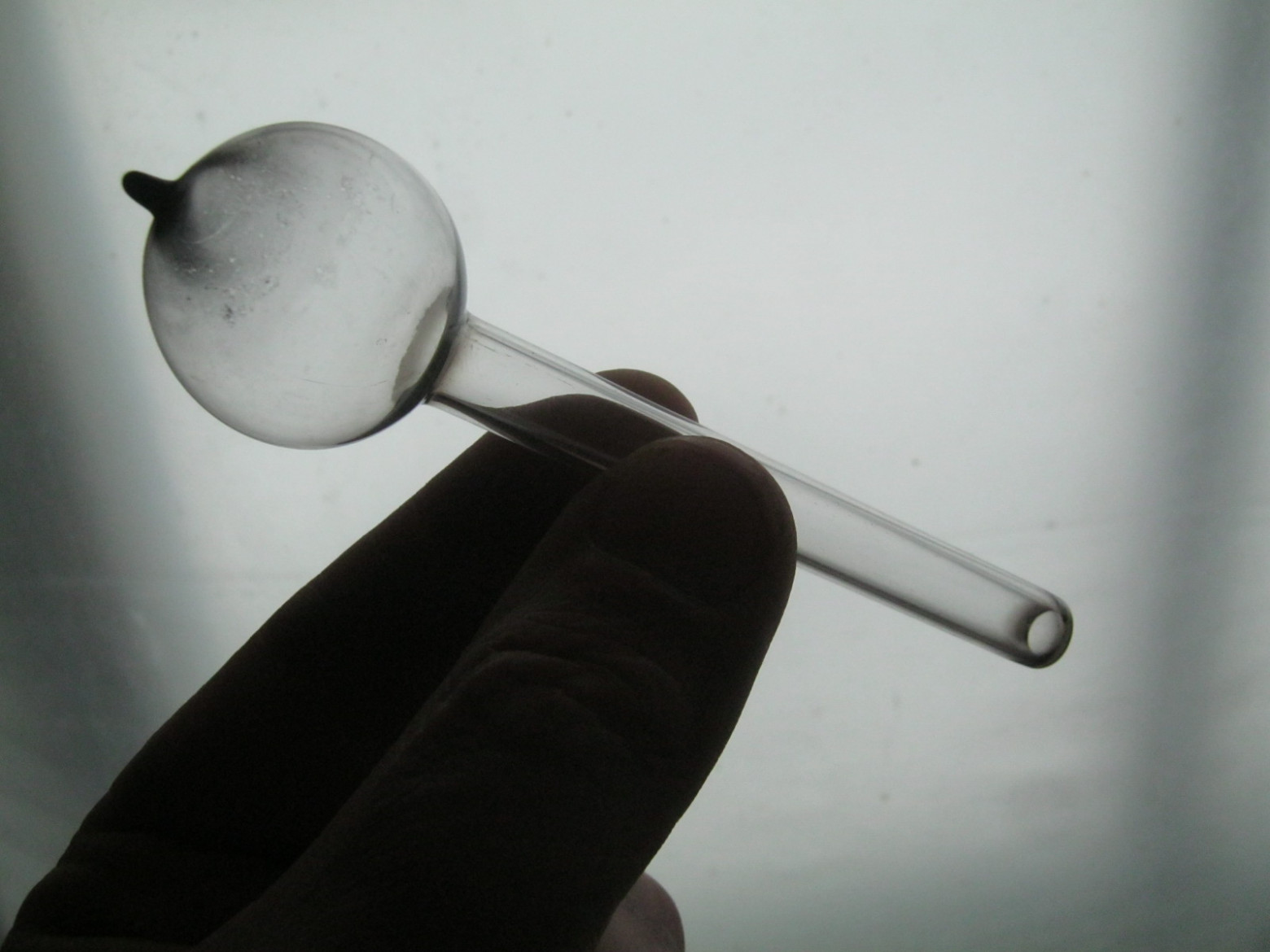 Фото 3.2. Дополнительный признак свинецсодержащих стёкол — их потемнение в газовоздушном восстановительном факеле — окись свинца восстанавливается до частичек чистого Pb. Работать с такими стёклами можно или в самой дальней, окислительной части газовоздушного пламени, или подмешивая в воздушное дутьё чуток кислорода. Прежнюю прозрачность и бесцветность потемневшему стеклу можно вернуть, нагрев его в окислительном пламени