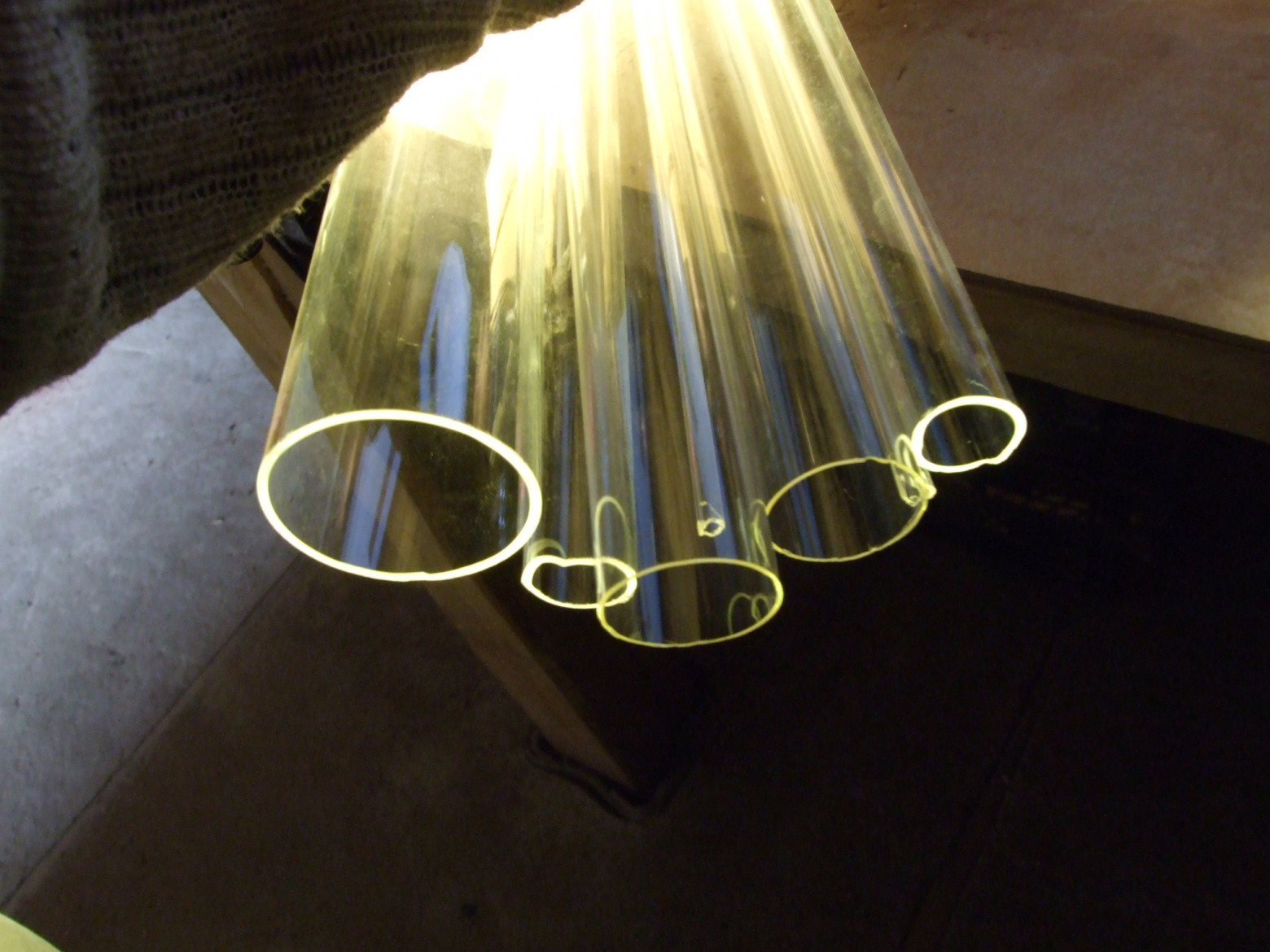 Фото 3.3. Молибденовые стёкла имеют сильное окрашивание, заметное даже на боковых стенках нетонкой трубки