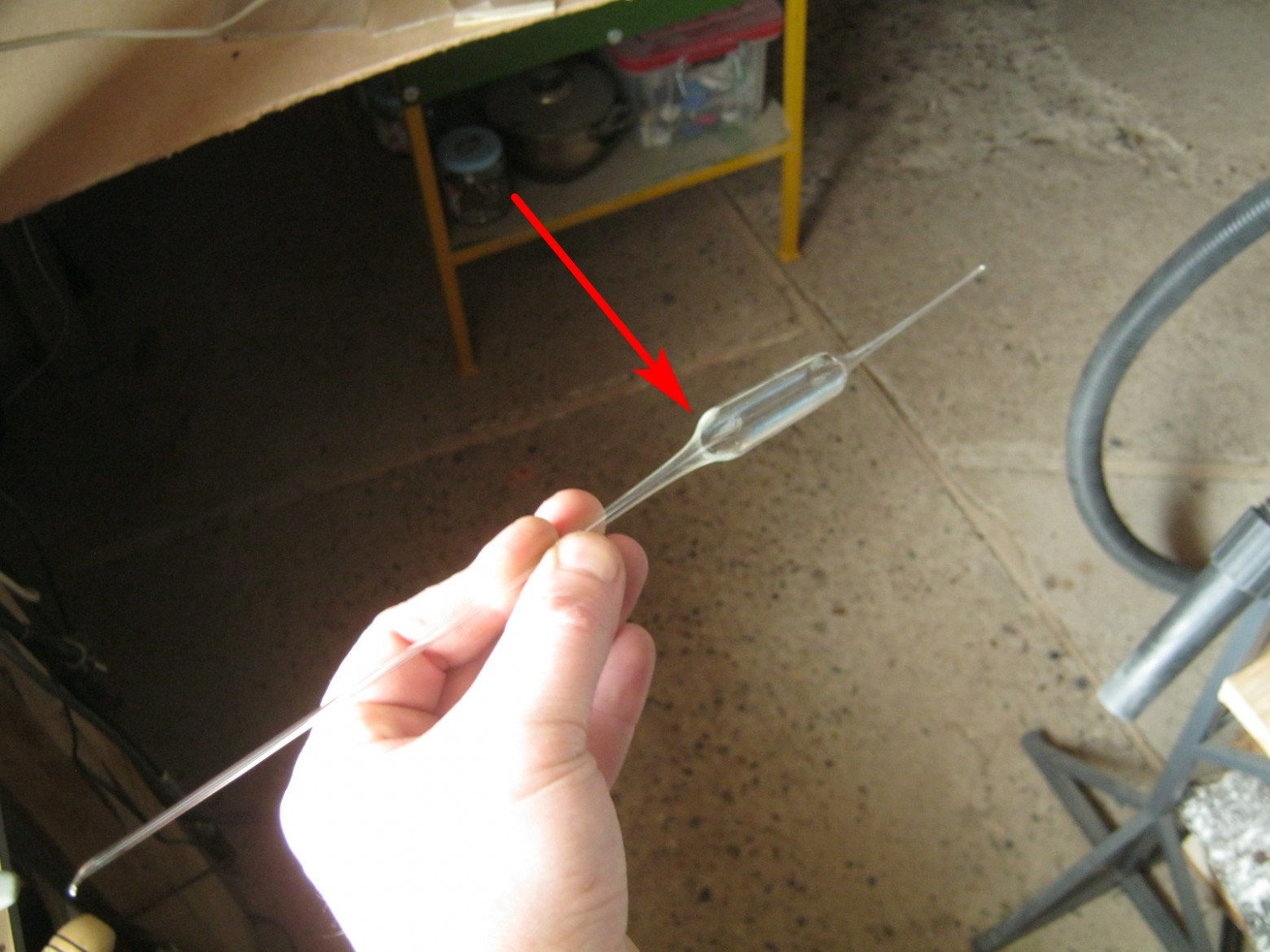 Фото 3.4. Окрашивание видно в том числе и на плечиках-сужениях перетяжек (отмечено). По крайней мере, их легко отличить от таковых на сине-зелёных платиновых стёклах. Кроме условной легкоплавкости, молибденовое стекло примечательно своей «длинностью» — значительным временем затвердения разогретого размягчённого стекла. Например, стандартные заготовки-пульки легко удаются с длиннейшими усами (на фото), ограниченными только размахом рук мастера