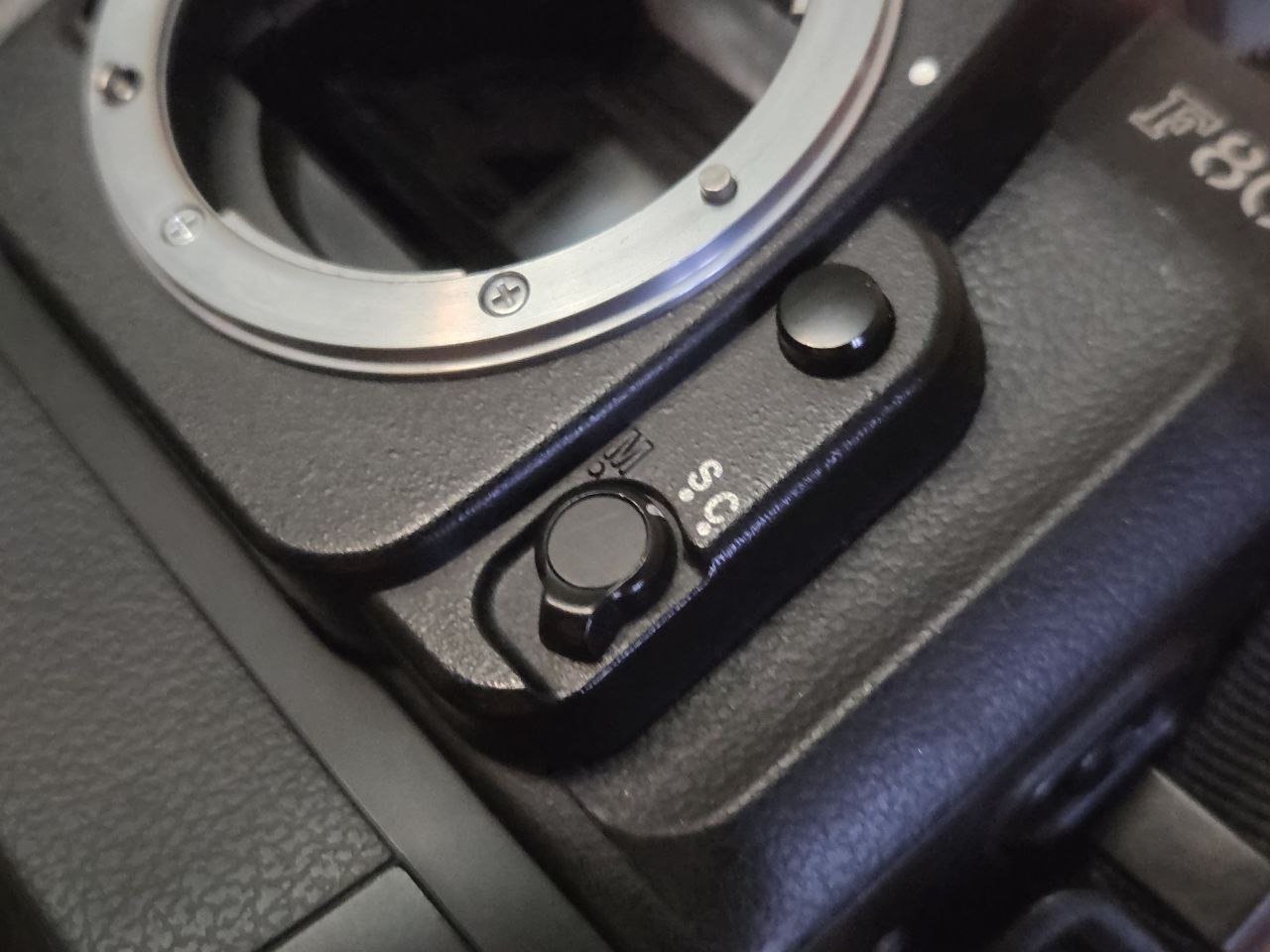 ...и F80, у которого есть ещё и следящий автофокус (на самом деле, и у D70 их три, только следящий можно выбрать через меню камеры, что может сбивать)