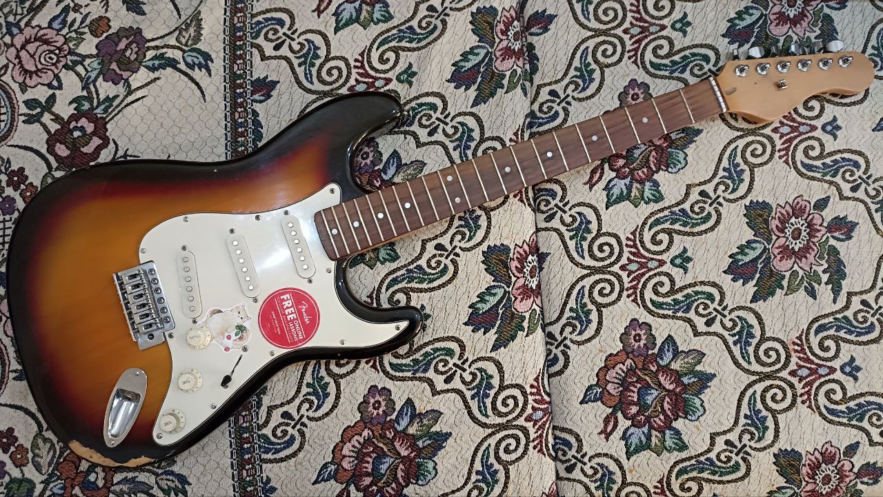 Поддельный Fender Stratocaster c Aliexpress - 1