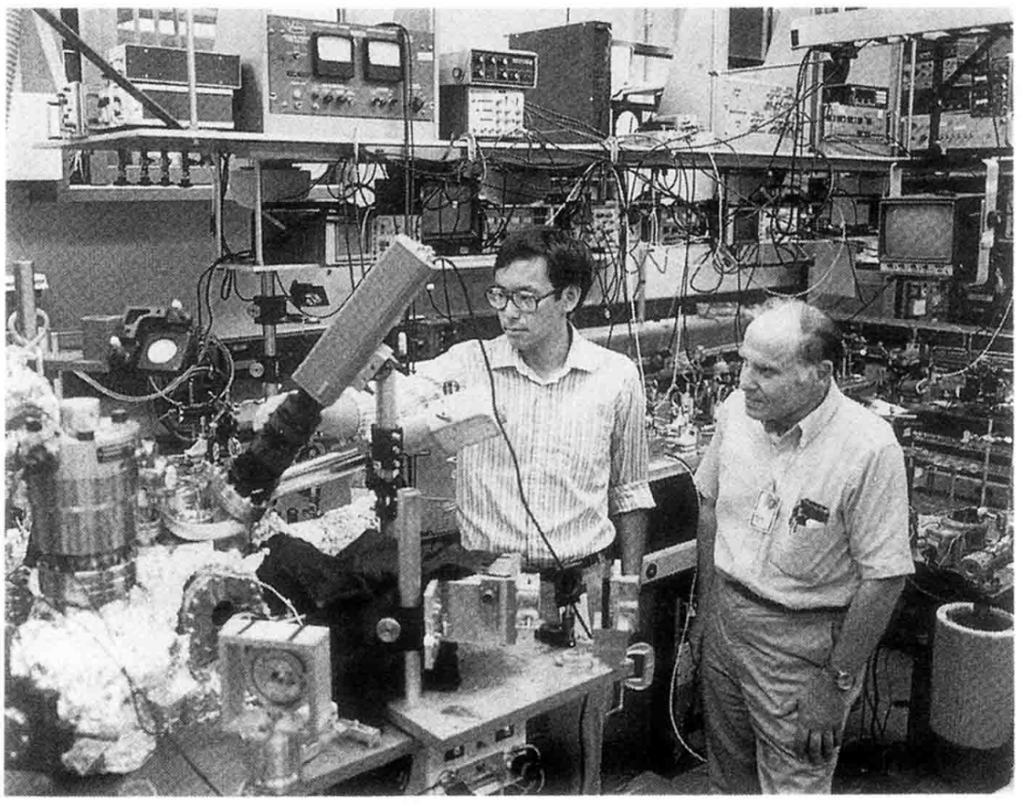 Стивен Чу и Артур Эшкин в 1986 году после завершения первого эксперимента над оптическим пинцетом в Bell Labs