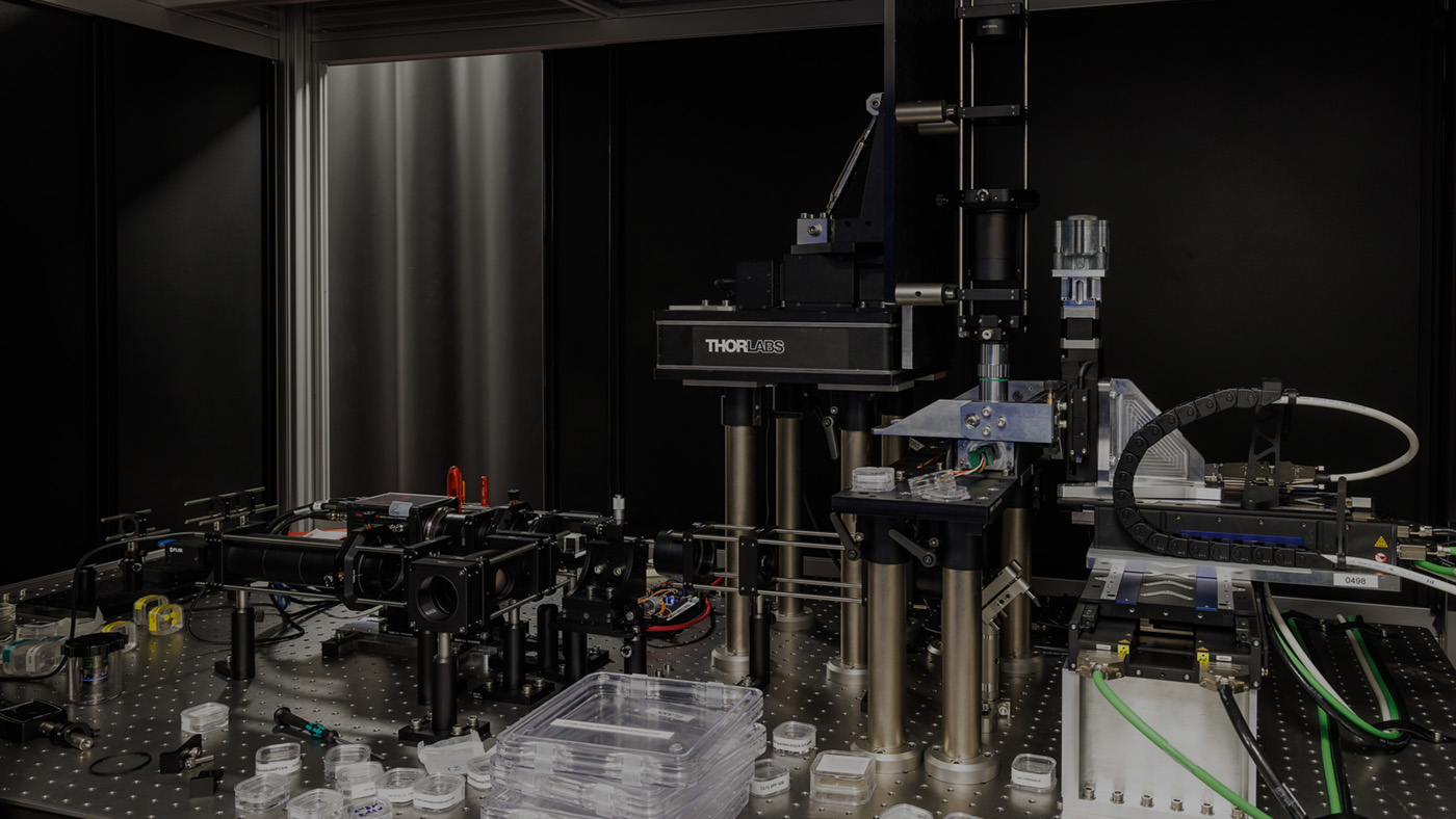 Project Silica (работы по кодированию данных в стекле с использованием фемтосекундных лазеров — технологии, которая может сохранять информацию в течение 10 000 лет) в Microsoft Research