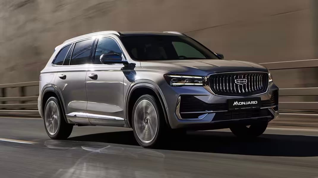 Самый дешевый Geely Monjaro в России стал технологичнее: базовая версия получила адаптивный круиз-контроль, систему удержания в полосе и 3-зонный климат-контроль - 1