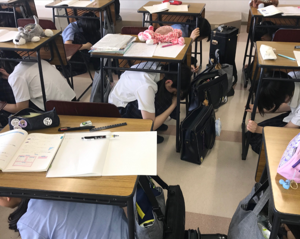Учения на случай ЧС обязательно проходят в японских школах. Источник: https://www.koshiengakuin-h.ed.jp/images/whatsnew/a3e52cf0a8230d1500607554e2e1e35e