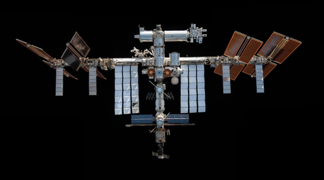 МКС стала выше: орбиту станции подняли до 421,5 км - 1