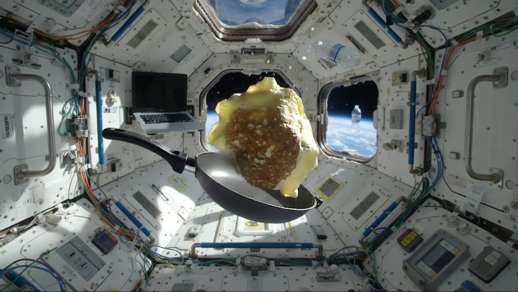 Заказ длиной в годы: космонавты на МКС получили омлеты, супы, овсяную кашу и не только - 1