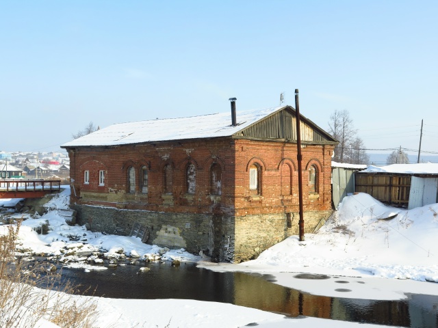 Здание водяной лесопилки начала ХХ века со своей маленькой плотиной сохранилось до наших дней