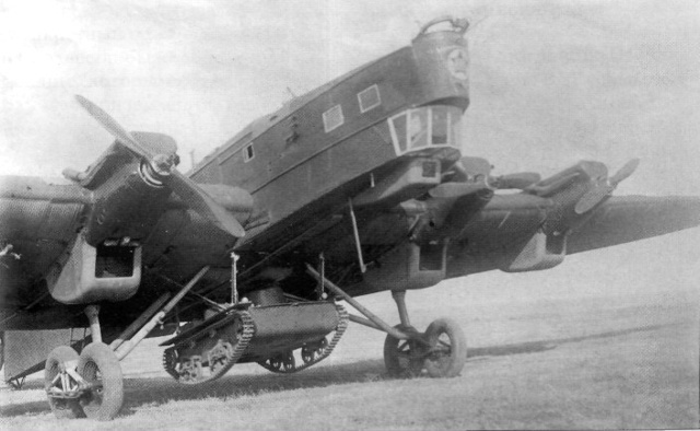 ТБ-3 с танком Т-38, подвешенным на ДПТ-2, довоенное фото