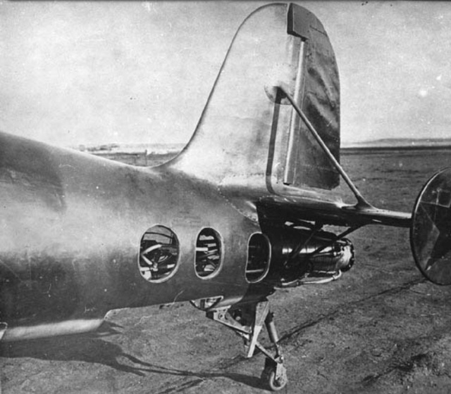 Ракетный двигатель в хвостовой части истребителя БИ