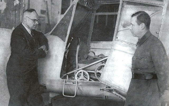 Николай Камов и Михаил Миль у кабины АК