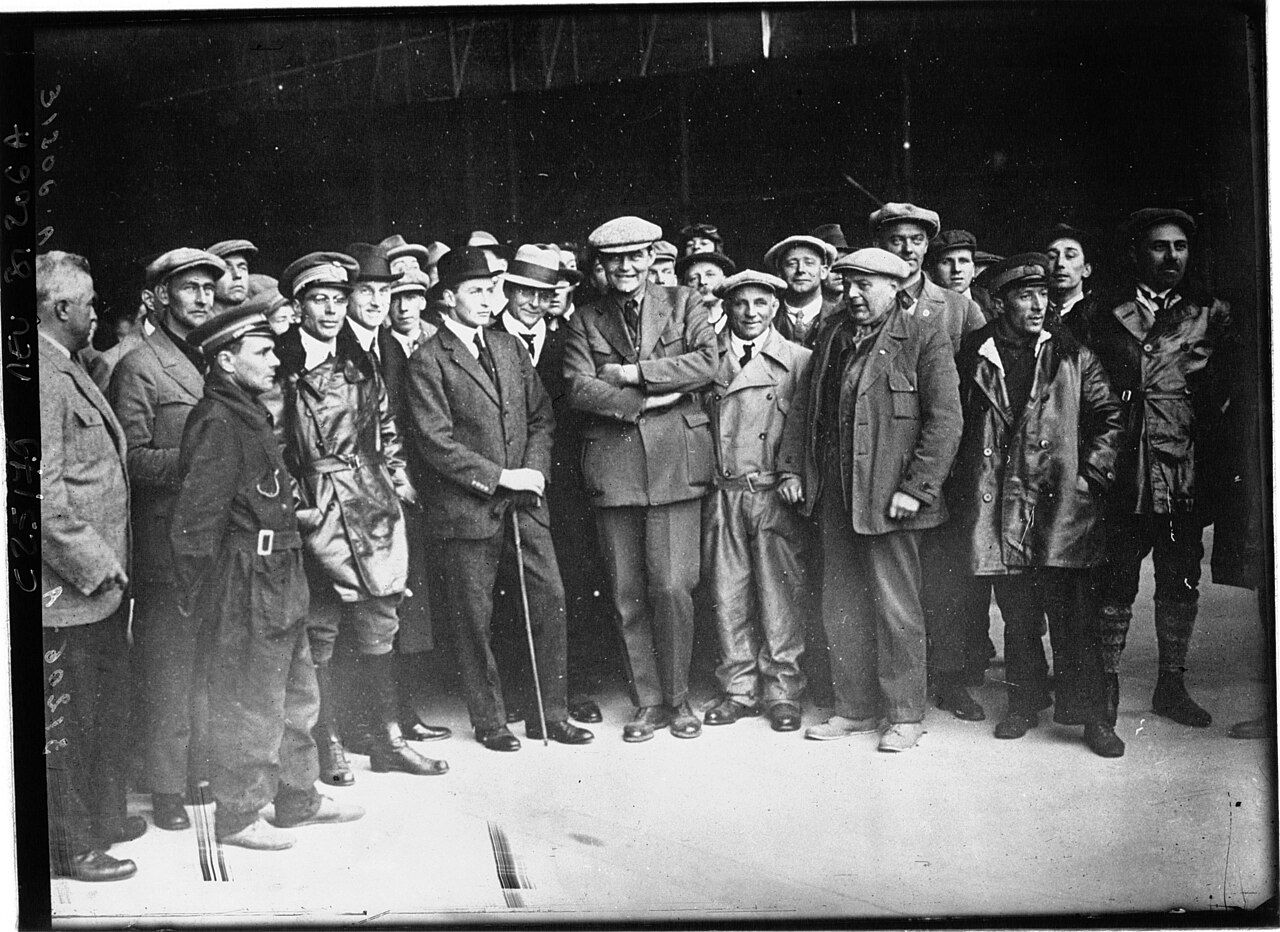 Экипаж и члены экспедиции фотографируются с наследником норвежского престола на авиабазе Пулхэм