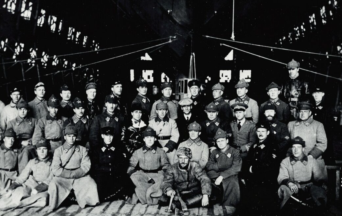 Коллективное фото Умберто Нобиле и членов экипажа «Норвегии» с военлётами РККА и Балтфлота