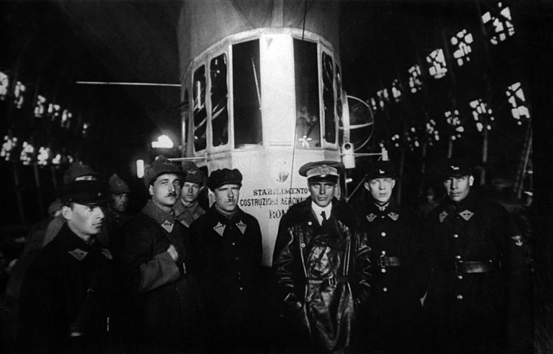 Умберто Нобиле и командиры РККА у «Норвегии» в эллинге