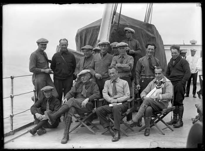 Участники экспедиции на палубе «Виргинии» по пути в Сиэтл. На переднем плане сидят Руаль Амундсен, Линкольн Элсуорт и Умберто Нобиле с Титиной на руках