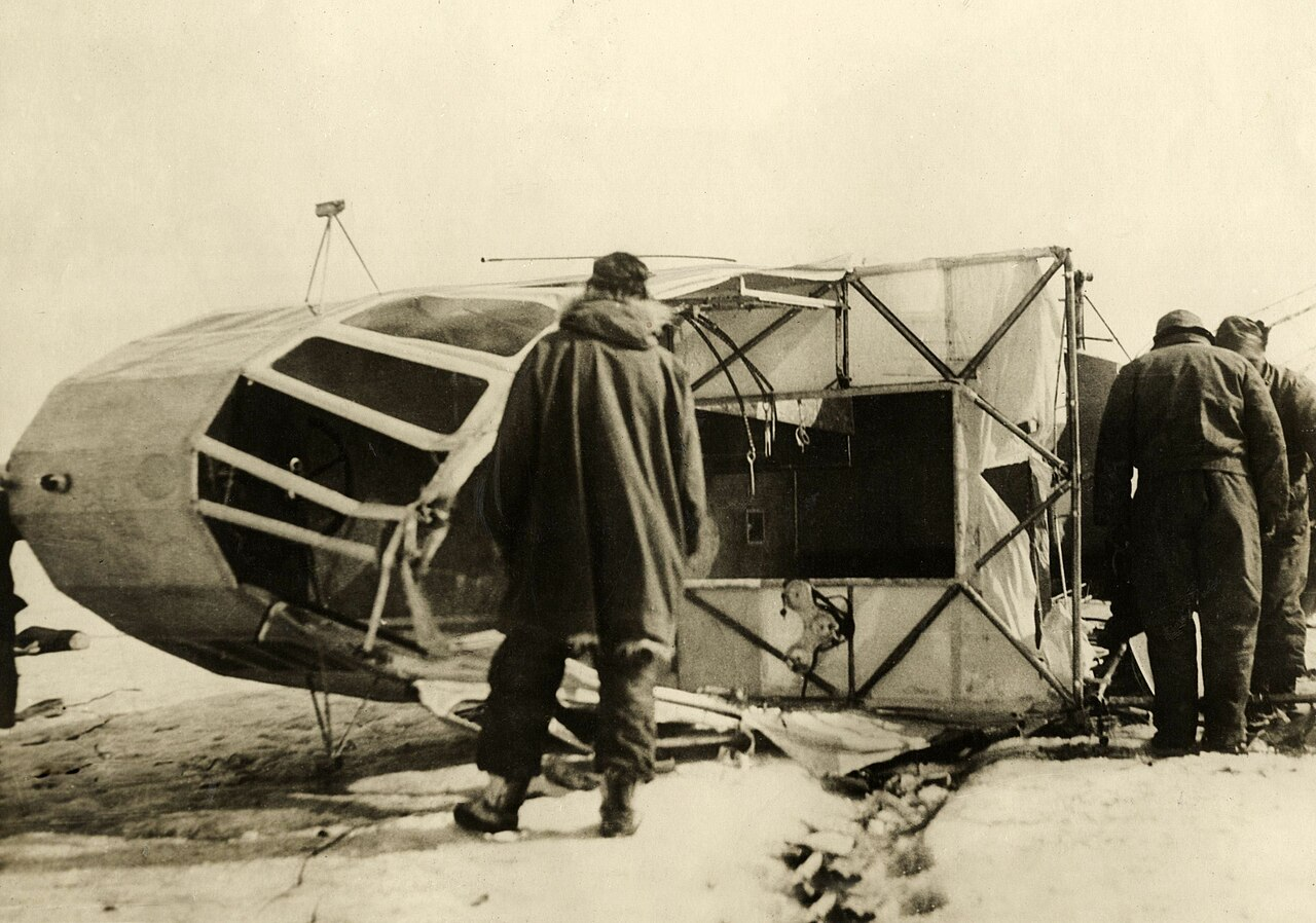 Повреждённая при посадке гондола «Норвегии» в процессе демонтажа, его части разобрали и складировали в специально построенном большом сарае. Позже в Теллер прибудет судно с итальянскими специалистами, которые доставят его в Италию по морю. По его прибытию будет проведена торжественная церемония, но ремонт и восстановление сочтут уже нецелесообразными.