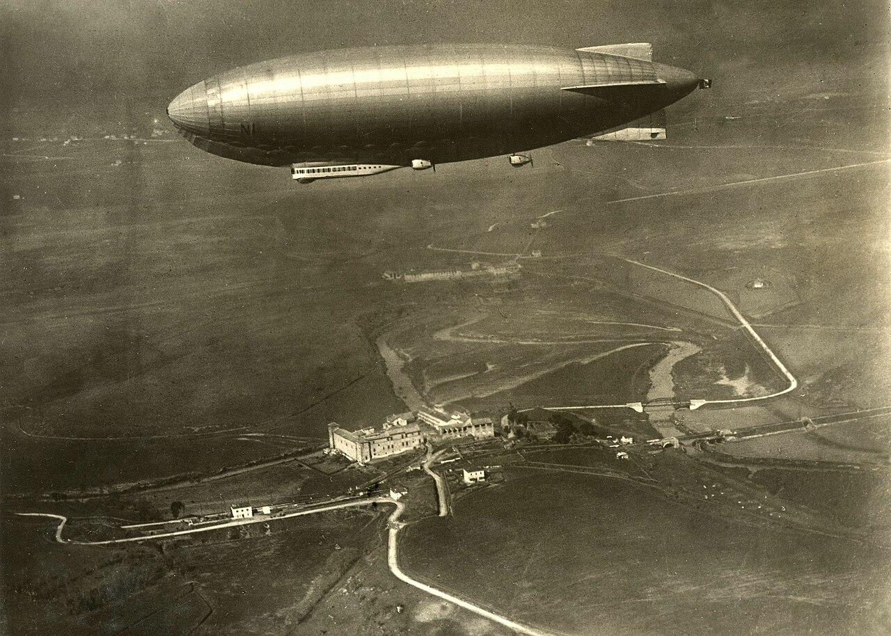 N-1 в полёте над Италией до переделки под полярную экспедицию: видна ранняя, гораздо более крупная гондола