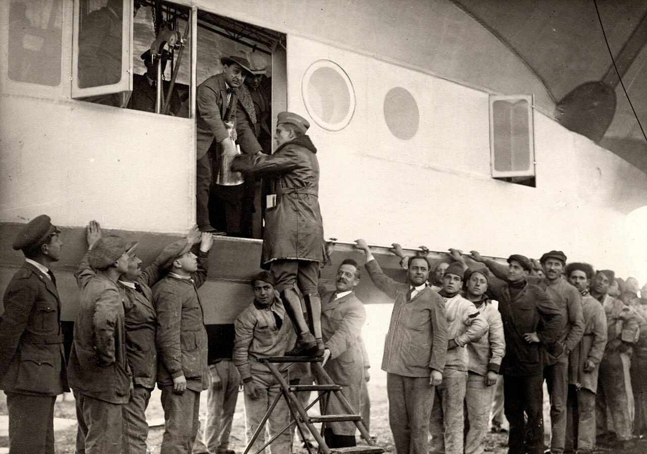 Умберто Нобиле и сотрудники его компании у переделанной гондолы «Италии»