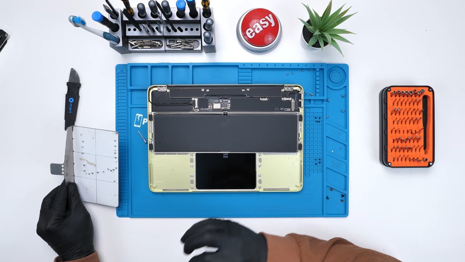 Уже нашёлся умелец, который создал MacBook Neo с SSD объёмом 1 ТБ. Для этого он перепаял чип памяти - 2