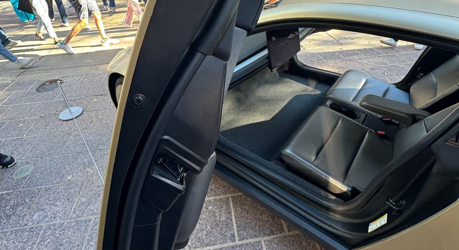 «Здесь нет запасного механизма. Эта машина либо едет сама, либо нет». Tesla с самого начала готова выпускать сотни дешёвых Cybercab еженедельно - 1