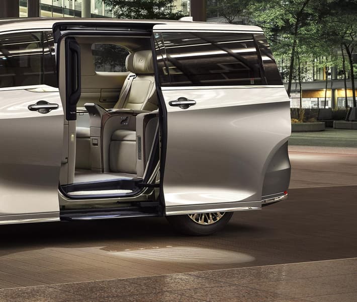 2,4-литровый турбомотор в сочетании с двумя электромоторами, порты USB-C, выдающие 60 Вт мощности, подсветка дверей: представлен Lexus LM 500h 2026 - 2 2,4-литровый турбомотор в сочетании с двумя электромоторами, порты USB-C, выдающие 60 Вт мощности, подсветка дверей: представлен Lexus LM 500h 2026 - 2